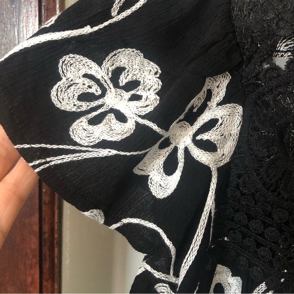 Livi Los Angeles Crochet Embroidered Lace Black and White Floral Boho Hippie Top - Picture 6 of 13
